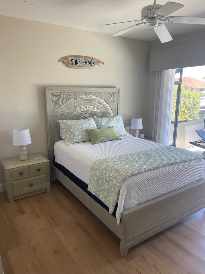 Chumba cha kulala namba 3 kimepambwa vizuri, kikiwa na milango ya kioo inayofunguka kuelekea kwenye bwawa la kuogelea!