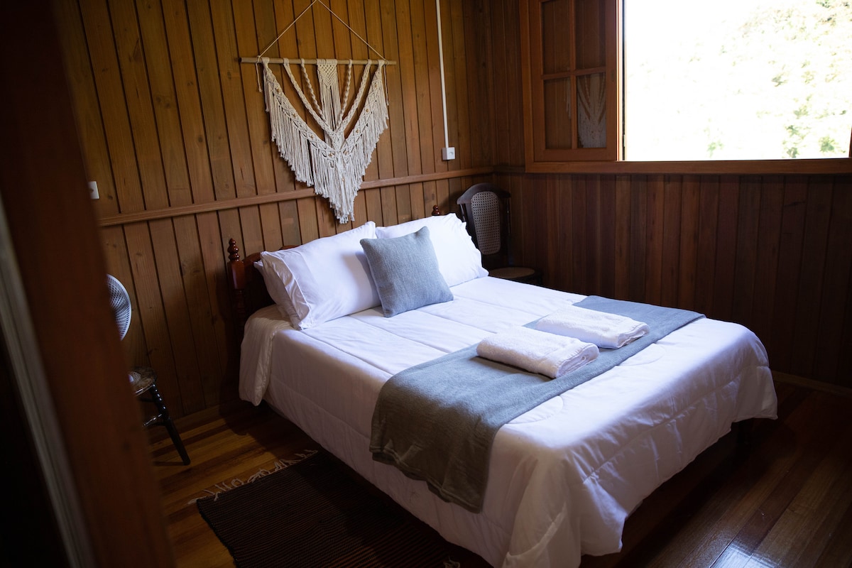 Chumba cha kulala 02 - kitanda 1 cha watu wawili.