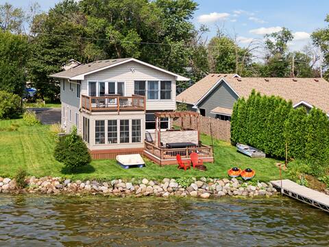 Forest Lake Retreat: Enjoy Any Season on The Water