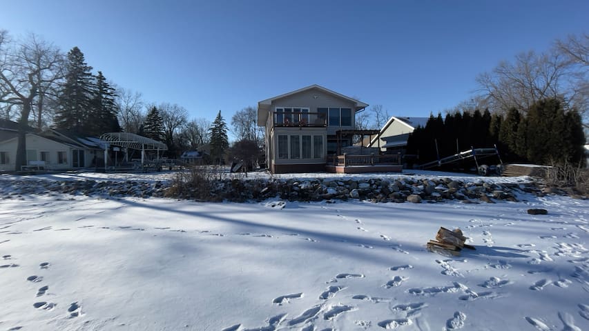 Forest Lake Retreat: Enjoy Any Season on The Water