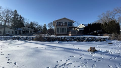 Forest Lake Retreat: Enjoy Any Season on The Water