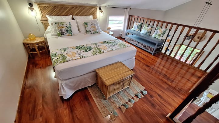 Საძინებელი ფართო და მყუდრო ანტრესოლითაა