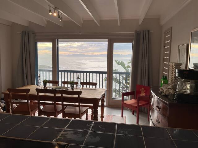 Starboard House – sleeps 6 above Glencairn Beach gallery image 5