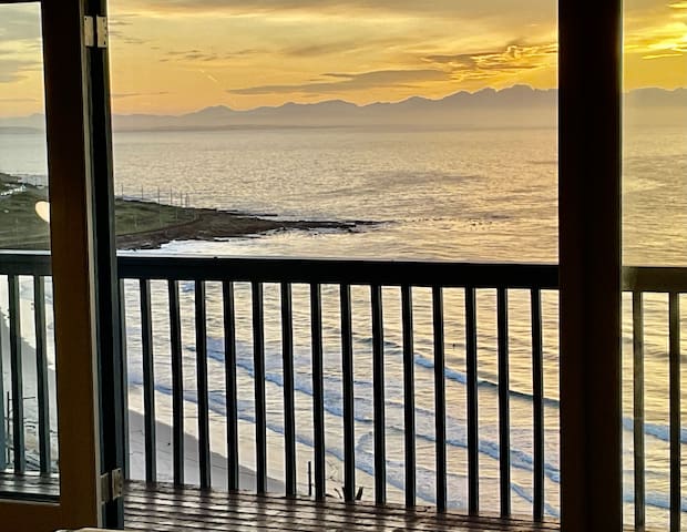 Starboard House – sleeps 6 above Glencairn Beach