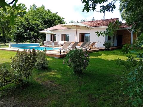 New house with heated pool, 4 km from Contis