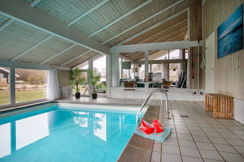 Atmospheric pool house in Lønstrup