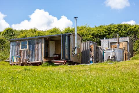 Sandtop Hut at Becks Bay
