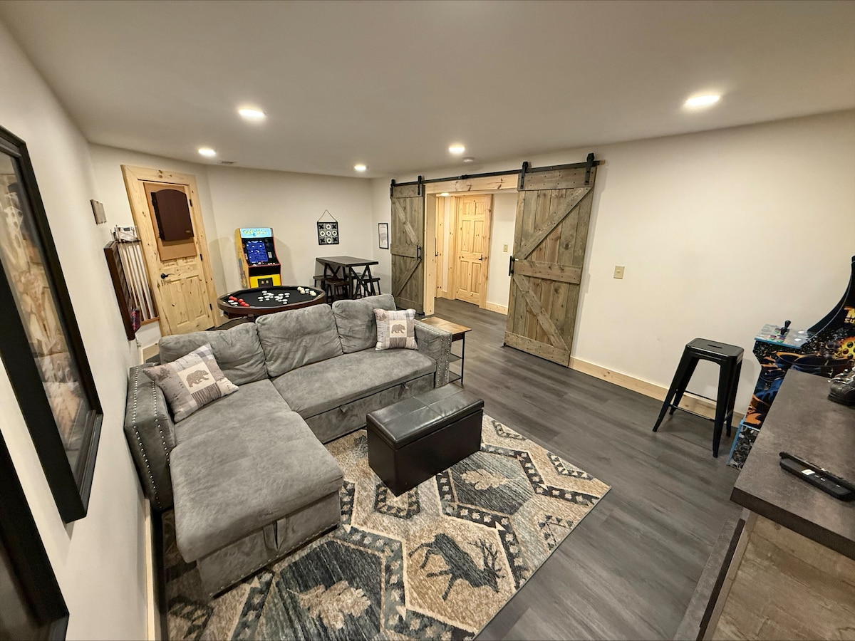 ¡Flex Room tiene puertas de granero para el quinto dormitorio o el espacio de estar! (Capacidad para 3 personas)