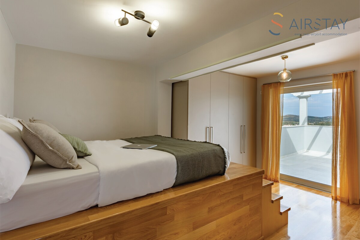 Првата спална соба е одделена бидејќи креветот е издигнат со поглед на големиот балкон.