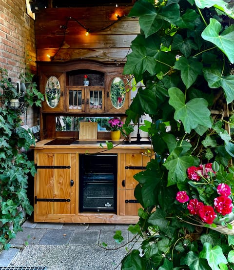 Quirky & quaint garden suite