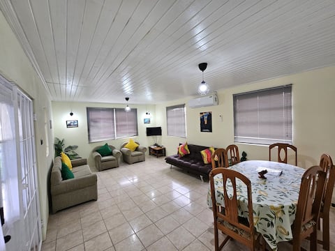 6 min walk to Rockley Beach & Great Location