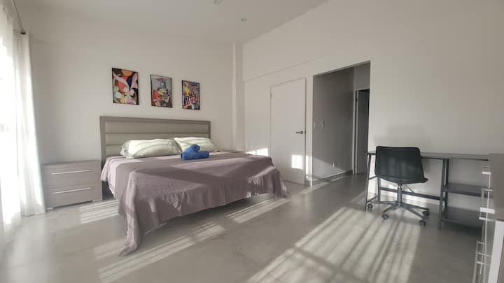 ОСНОВНА СПАЛНЯ (3 - ти етаж) - СУПЕРГОЛЯМО ДВОЙНО легло, телевизор и бюро за пътуващите номади