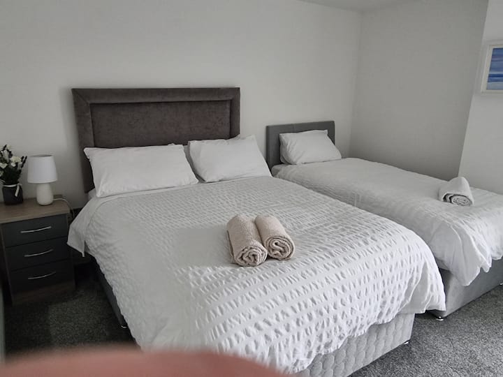 Neste quarto temos uma cama de casal e uma cama de solteiro.
Guarda-roupa duplo, armário e luminária.
Temos uma área de trabalho com mesa se você precisar trabalhar em casa.