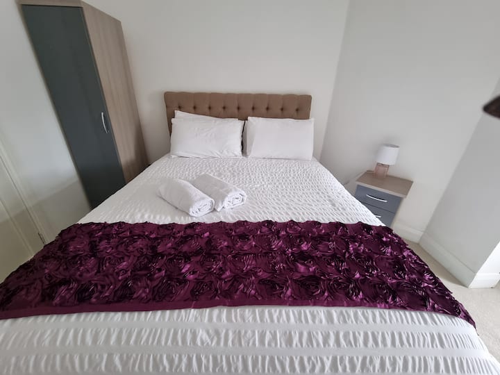 Este quarto tem uma cama king size.
(1) Guarda-roupa de solteiro e (1) Armário com lâmpada.
Há também um banheiro privativo neste quarto