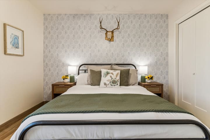 Las cómodas camas tamaño queen, la acogedora decoración y la proximidad a la habitación principal hacen que estas habitaciones sean ideales para familias que viajan juntas.