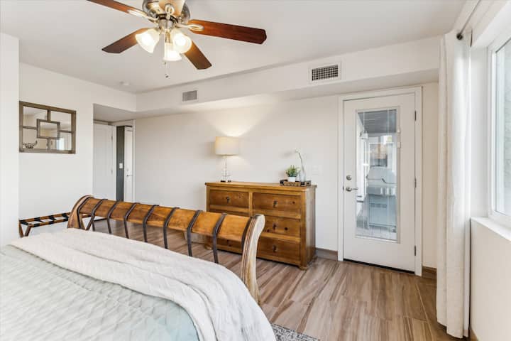 Tu propio refugio privado: cama de matrimonio, baño de lujo y mucho espacio para deshacer el equipaje y acomodarte.

