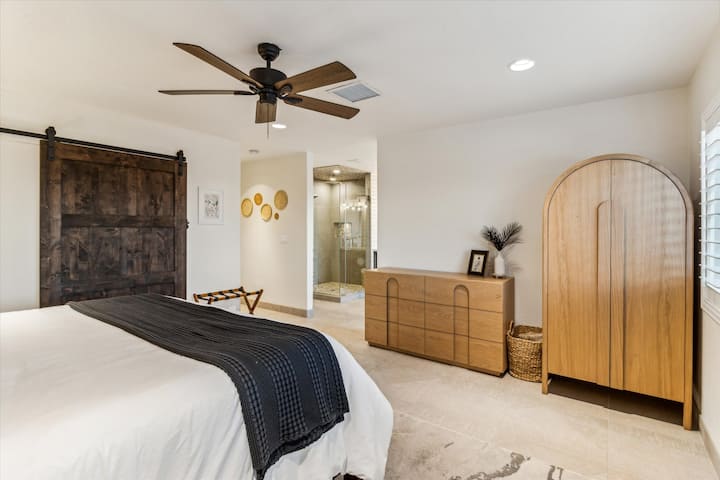 Despiértate con vistas a la montaña en una cama tamaño king tan cómoda que podrías posponer la alarma dos veces.

