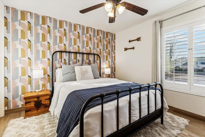 Estos dos dormitorios tamaño queen son perfectos para niños, adolescentes o familias numerosas, justo al final del pasillo del dormitorio principal y compartiendo un baño cercano.