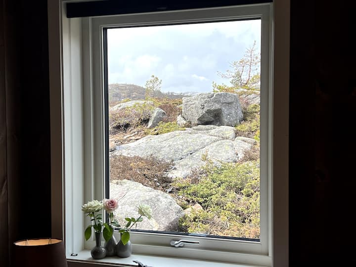 卧室窗外有天然山间花园。 小木屋经过建造，尽量不打扰大自然。