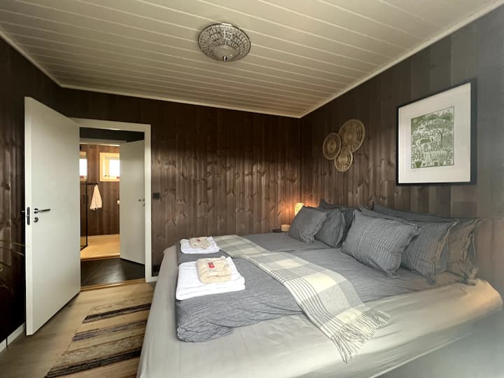 加大双人床。橱柜和衣柜。 深色百叶窗，清晨可以减少光线进入卧室。