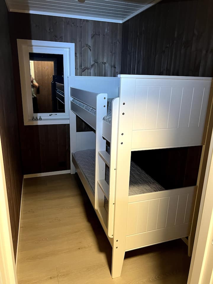 3号卧室设有2张双层床和1个存放衣服的橱柜。