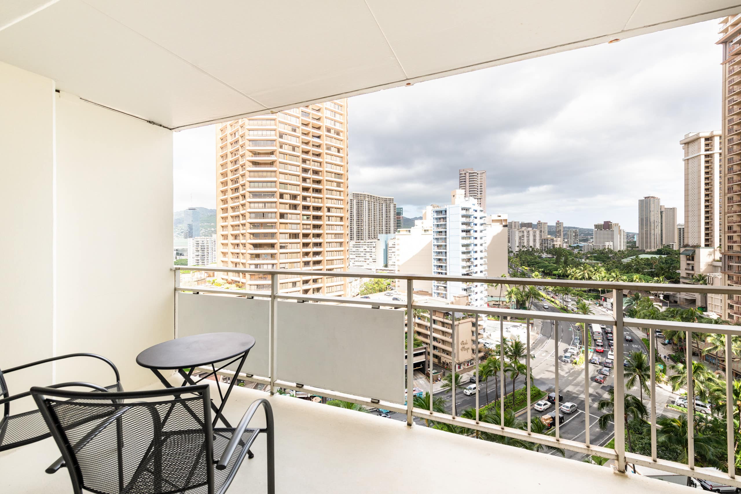 Modern Ilikai Studio - Image 41