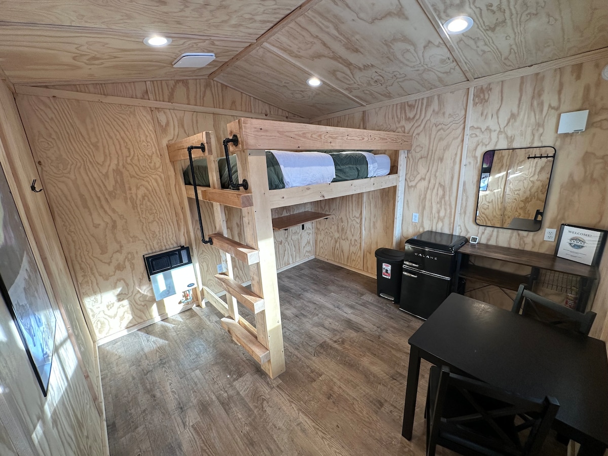 Queen Loft ბუნკერი მინი მაცივრით, მაგიდით/სკამებით, სამუშაო მაგიდით ლოფტის ქვეშ, თაროებით პირადი საკვებისა და მისასალმებელი წიგნის შესანახად