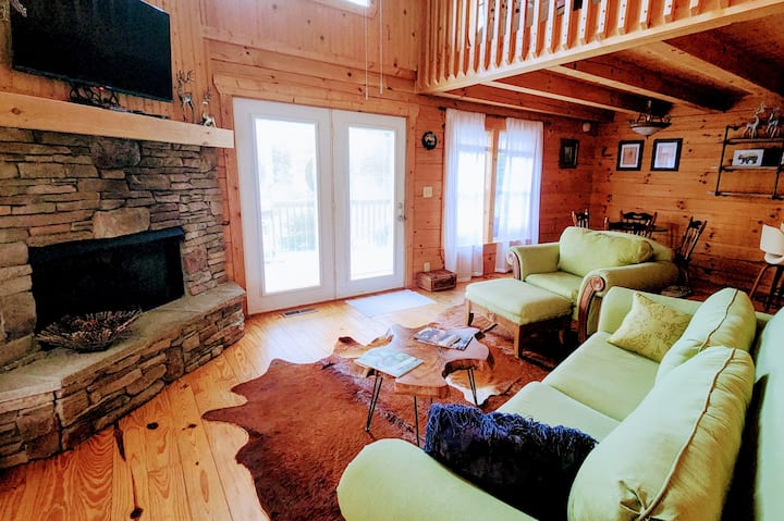 Მისაღებ ოთახში არის ახლადგარემონტებული, ზედმეტი დივანი და სავარძელი, დიდი ფანჯრები არაჩვეულებრივი ხედებით და დიდი ტელევიზორი. 