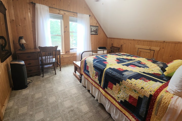 Წინა სტუმრებმა, შესაძლოა, შეამჩნიონ, რომ ზემო საძინებელში ოდნავ მაკიაჟი იყო. Ვფიქრობთ, რომ ის არაჩვეულებრივად გამოიყურება და ვიმედოვნებთ, რომ თქვენც ისევე მოგეწონებათ, როგორც ჩვენ -