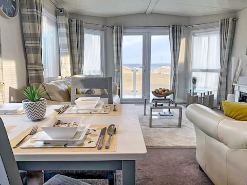Top performing Airbnb: 10 Metres From Beach Front - No Guest Fees-D in Saltburn, Marske And New Marske