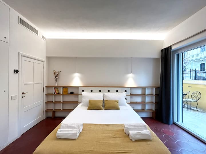 RED SUITE
Dettagli esclusivi: piastrelle "cementine" vintage realizzate a mano abbinate a un design elegante e moderno. Questa camera offre un accesso diretto all'area esterna privata