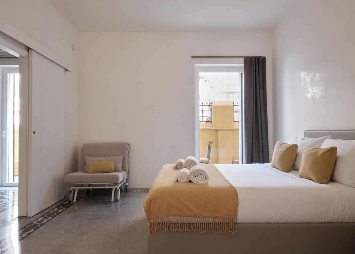 R. 1) GRANIGLIA SUITE
Klizna vrata na dnevnom boravku i staklena vrata koja vode prema van čine prirodu ovog prostora fleksibilnim. Intimno i privatno ili prostrano i otvoreno.
Grijanje i hlađenje mogu se podesiti pojedinačno.