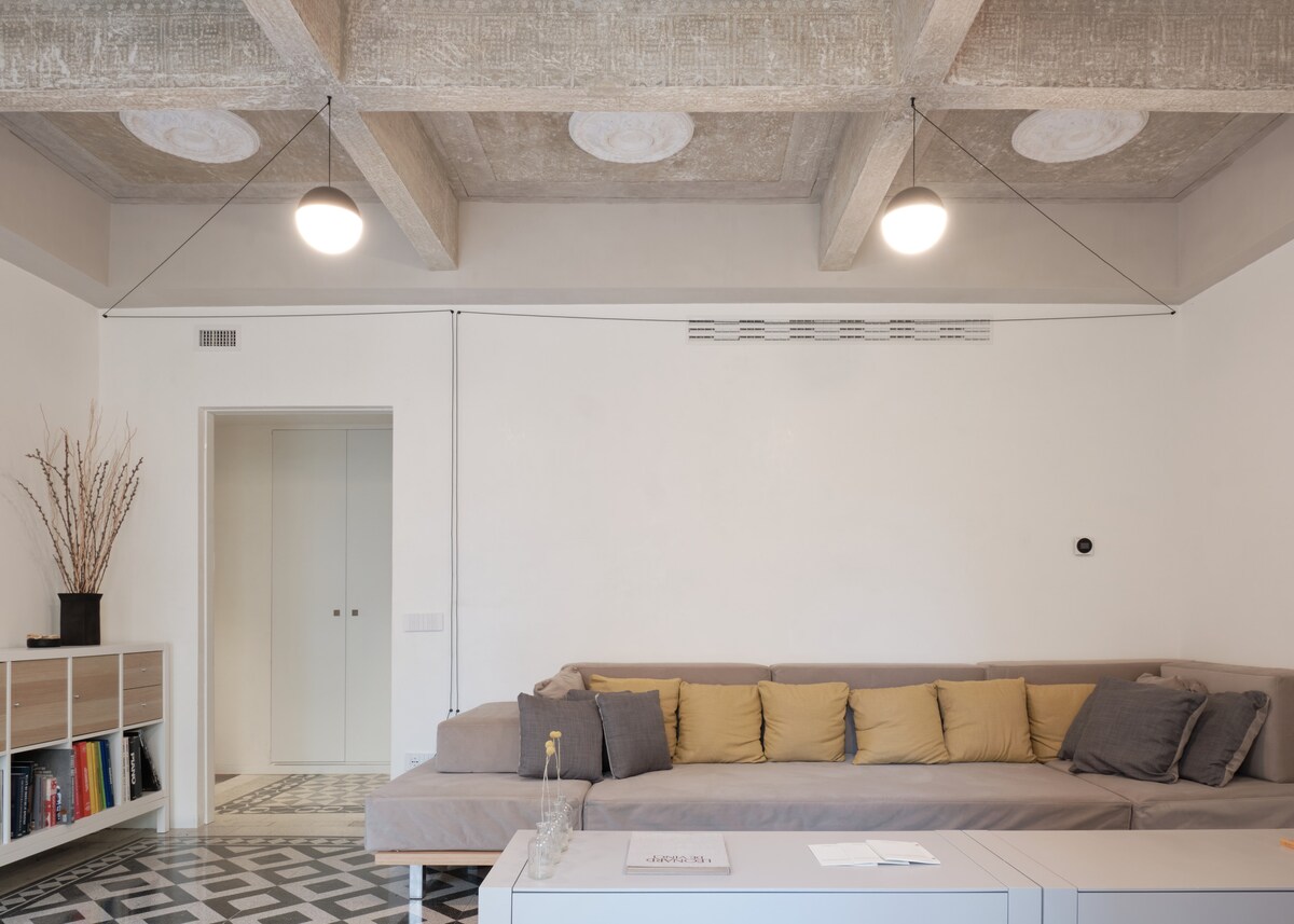 DNEVNI BORAVAK
Veliki dnevni boravak sa stropom s freskama, starinskim podovima, dizajnerskom rasvjetom, ručno izrađenim namještajem, prilagođenim dizajnom.
Grijanje i hlađenje mogu se podesiti pojedinačno.