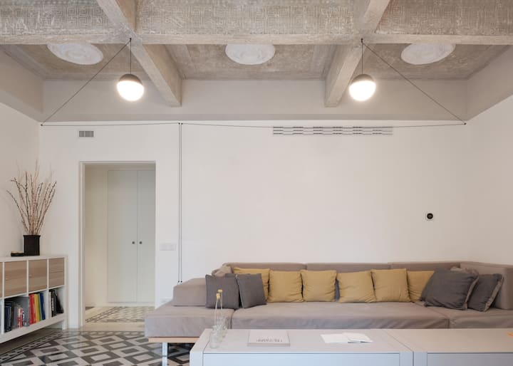 SALOTTO
Ampio salotto con soffitto affrescato, pavimenti antichi, illuminazione di design, arredi artigianali, disegnato su misura.
Il riscaldamento e il climatizzazione sono regolabili individualmente.