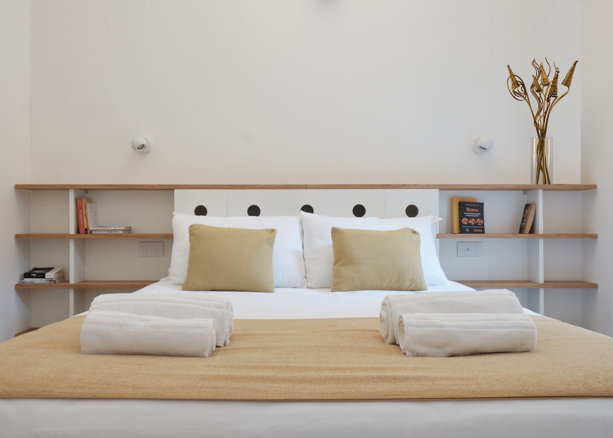 R. 3) APARTMAN S TERASOM
Soba s izravnim pristupom privatnom dvorištu. Sadrži dizajnerski ugradbeni ormar i uzglavlje kreveta.
Grijanje i hlađenje mogu se podesiti pojedinačno.