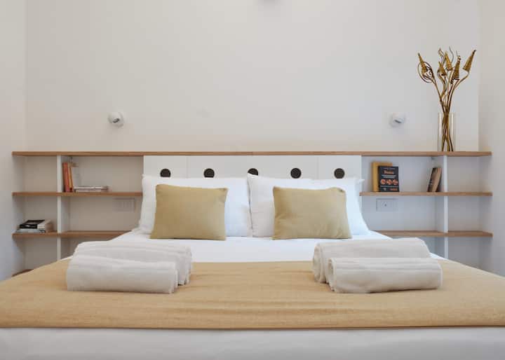PATIO SUITE
Una camera con accesso diretto ad un cortile privato. Dispone di una cabina armadio e una testiera di design su misura.
Il riscaldamento e il climatizzazione sono regolabili individualmente.