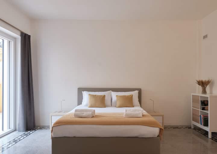SUITE GRANIGLIA
Il pavimento di questa suite è composto da piastrelle originali di 1912 graniglie. La cornice esterna in bianco e nero presenta un design geometrico tipico dello stile Art Nouveau.
Il riscaldamento e il climatizzazione sono regolabili individualmente.