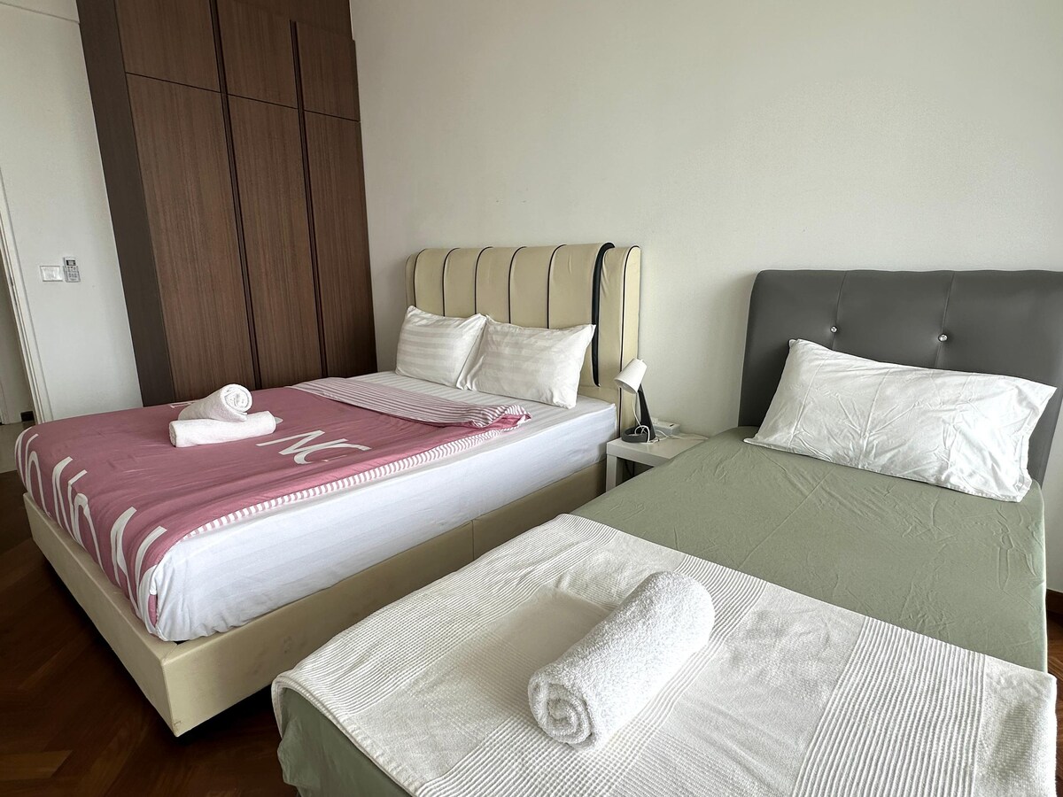 เตียงควีนไซส์ 1 หลังและเตียงเดี่ยว 1 หลังในห้องนอน 2