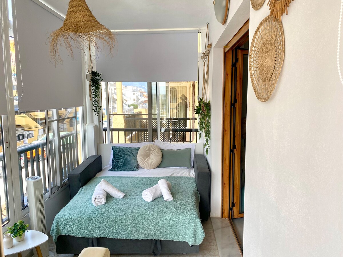 سرير أريكة مزدوج جديد مع غطاء إضافي لمزيد من الراحة