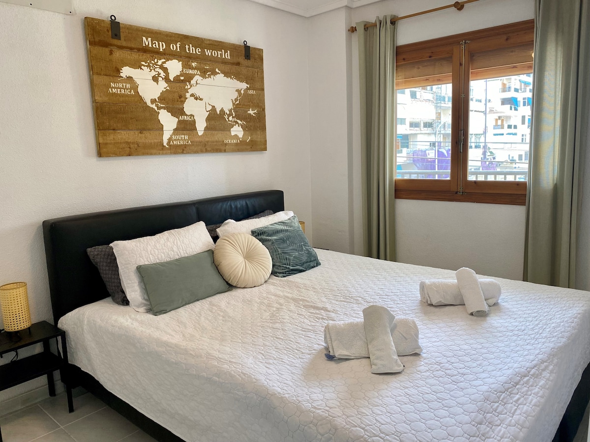 غرفة نوم بسرير كبير جدًا. بوكس سبرينغ 200 × 220 وحمام داخلي