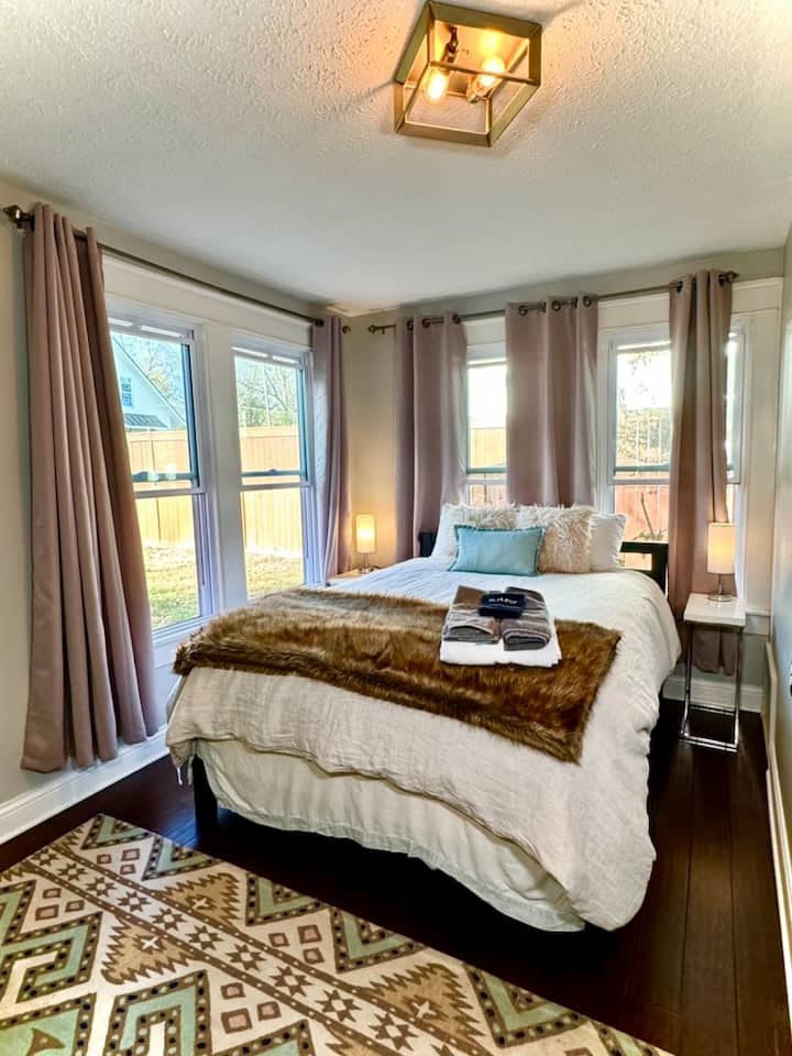 Svetlá a útulná spálňa so zbrusu novým matracom, plyšovou posteľnou bielizňou, zatemňovacími závesmi a výhľadom na zadný dvor – ideálna na pokojné noci počas vášho pobytu vo východnom Nashville. Ideálne pre páry alebo sólo cestovateľov.