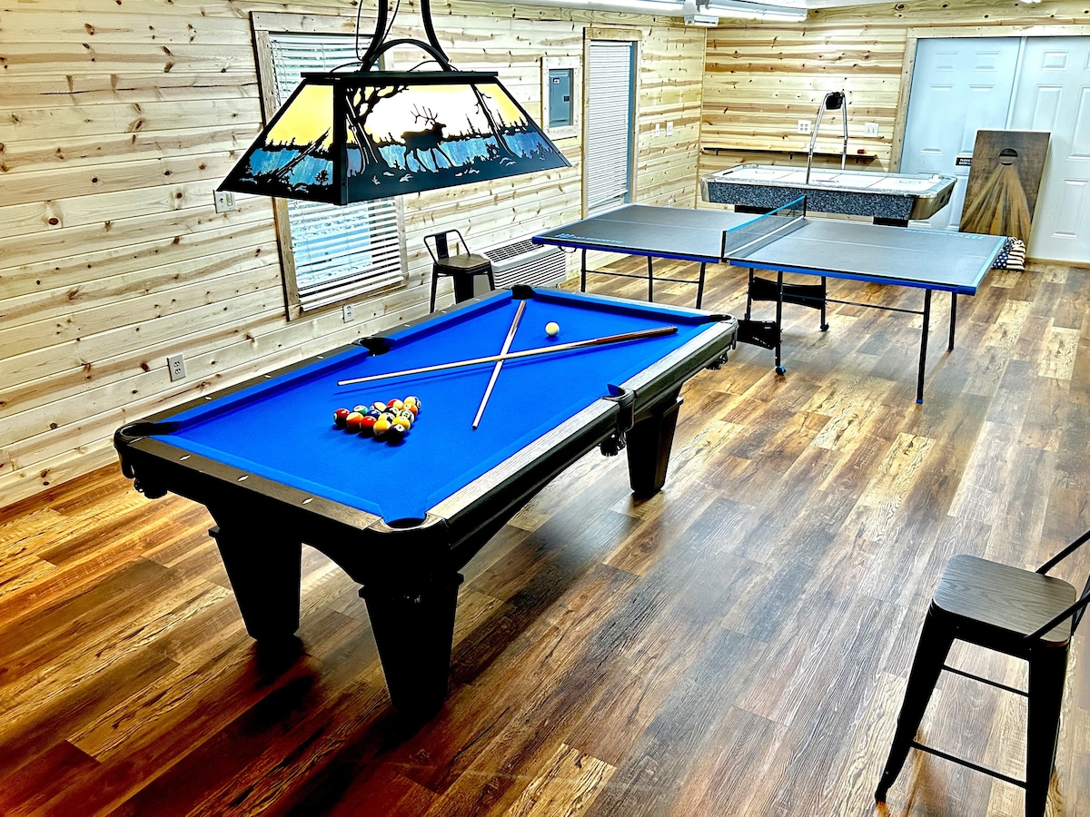 Huge Game Room/Great for 1-2 Families/Hot Tub/Pool