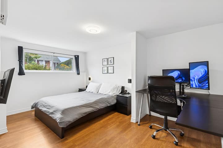 Chumba cha kulala cha 4 - Kitanda cha malkia, dawati kubwa lenye vioo onyeshi 2 na runinga ya inchi 40