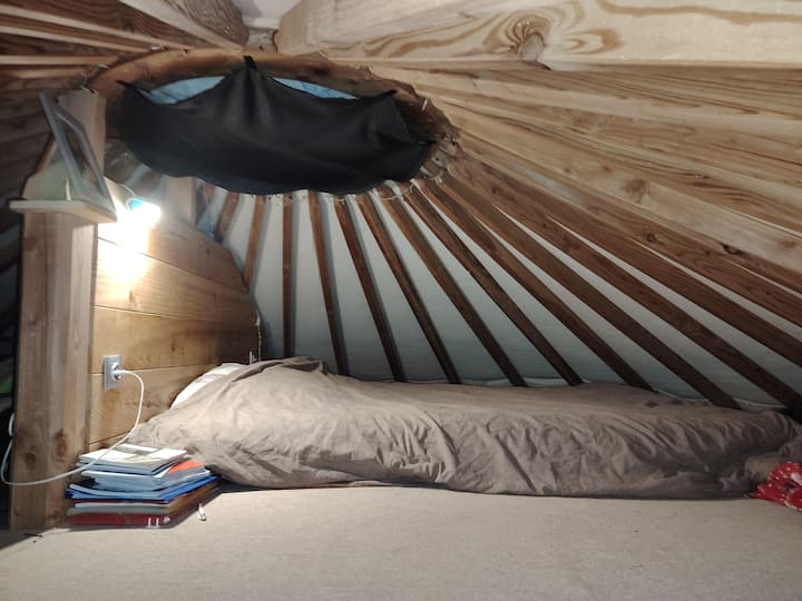 Ორადგილიანი საწოლი, რომელიც მდებარეობს პატარა იურტის ანტრესოლზე 