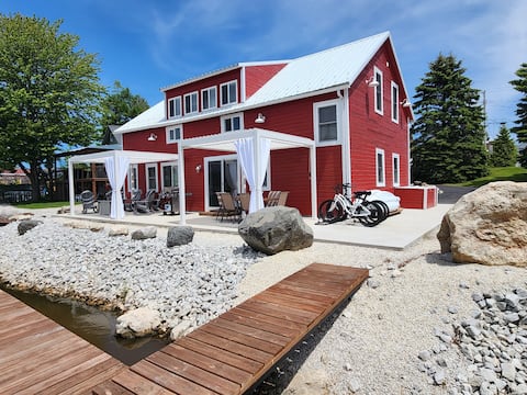 Serene Riverfront Escape – Modern & Spacious