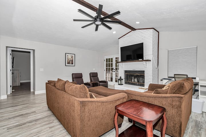 4 Br/2 Ba, Heated Pool, 2 King Beds & 2218 Ft!