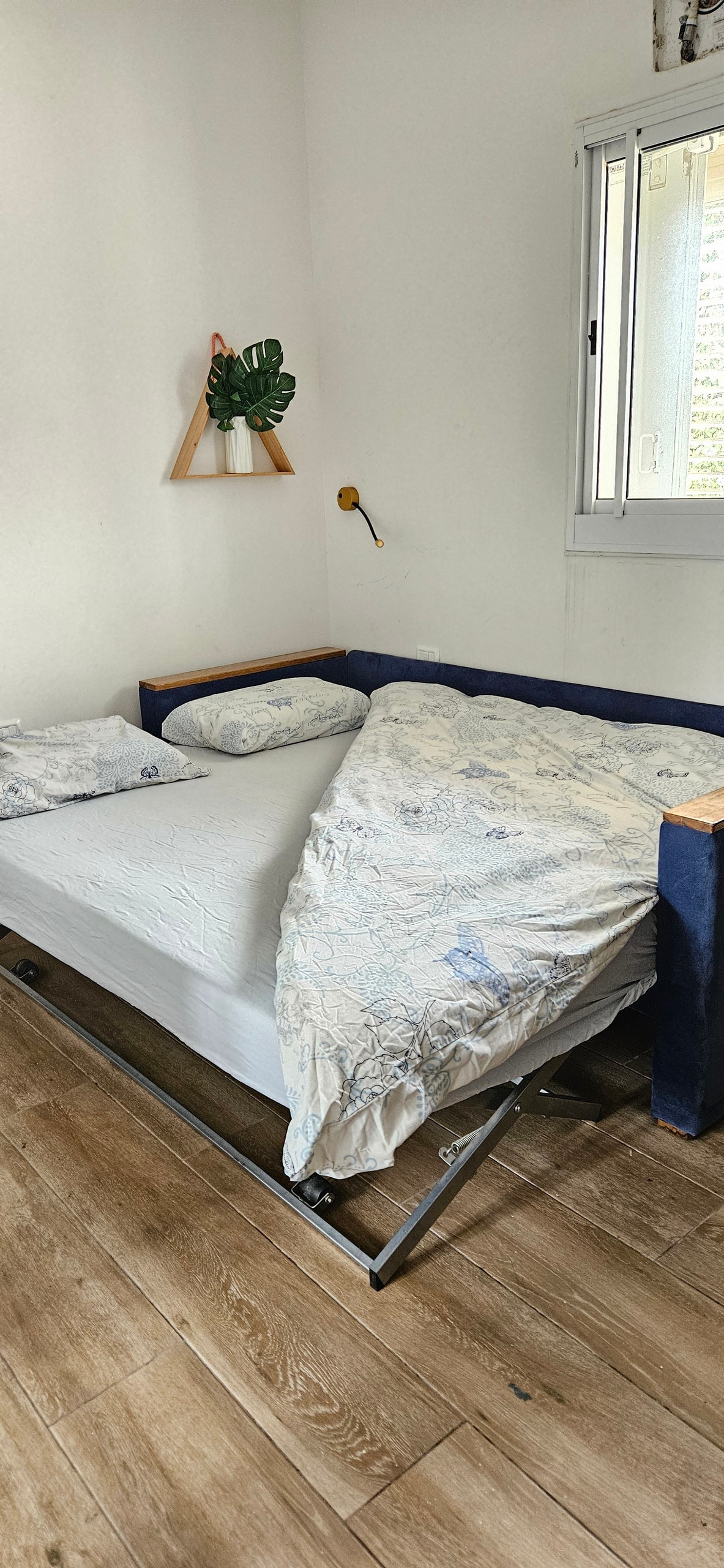 Security room (security room), the bed is a pull-out bed 
This is a sofa bed suitable for a couple
You can add a camping playpen to the room