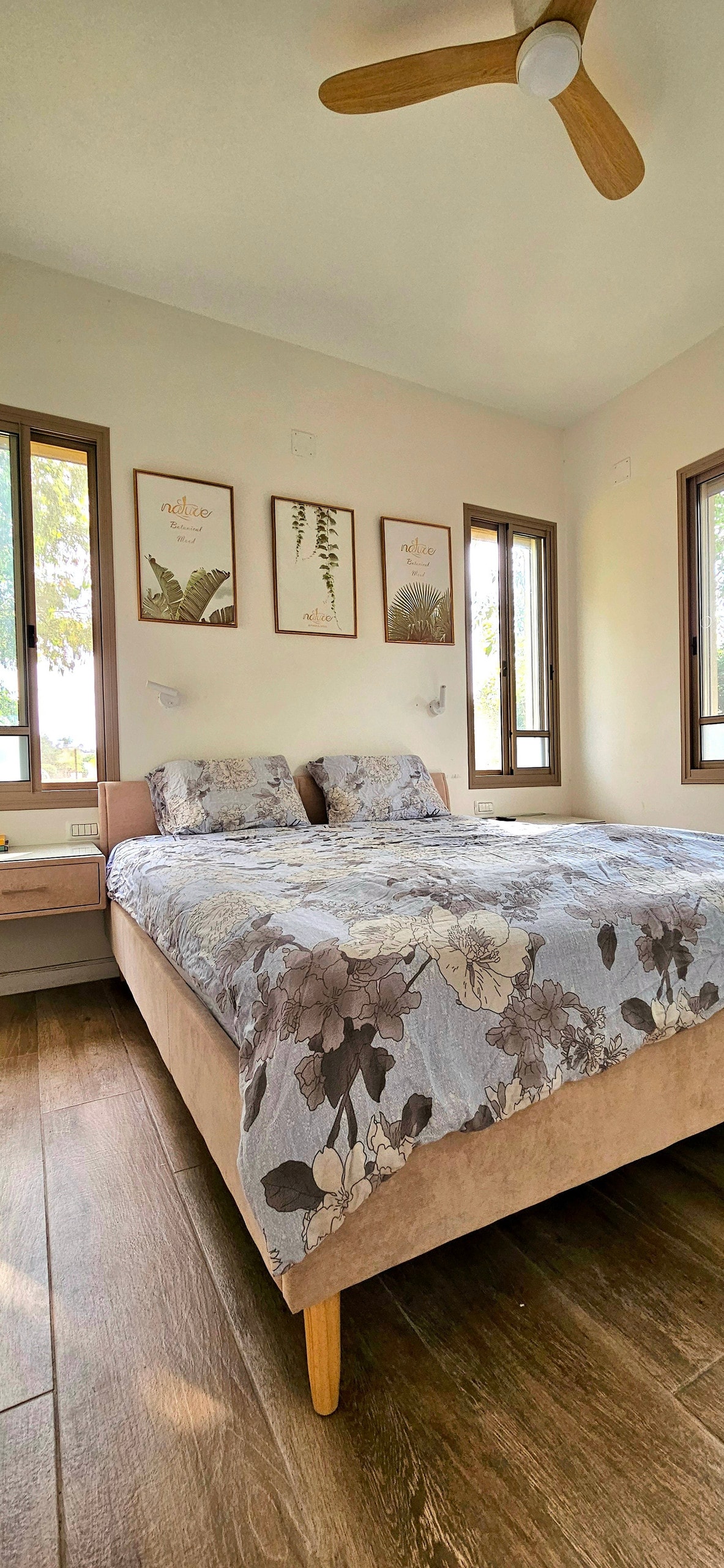 Master bedroom, with bathroom next to it.
In the room there's a TV.