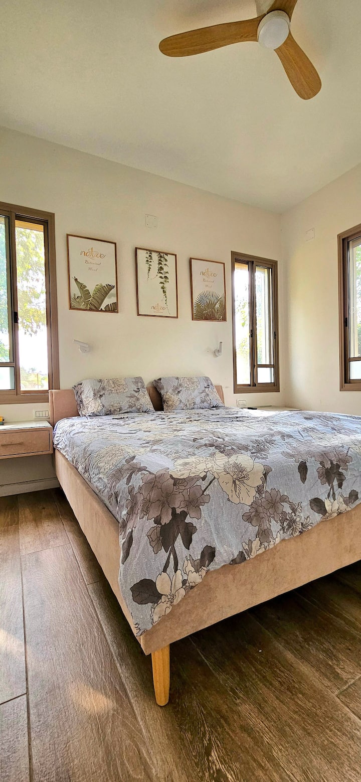 Master bedroom, with bathroom next to it.
In the room there's a TV.