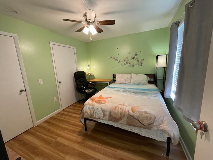 Rm Star With A Pvt Bath/tv Near I-75,uf/shands H - Gainesville, FL